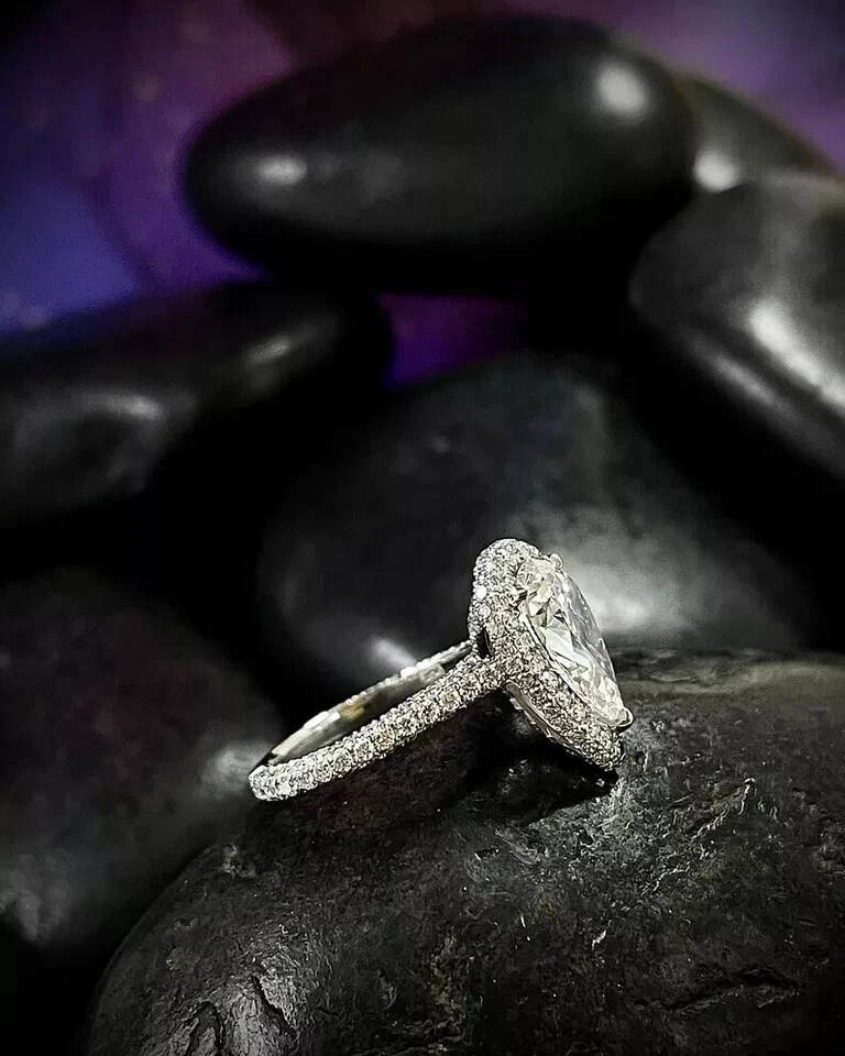 Anillo de compromiso con halo de diamantes cultivados en laboratorio IGI SI1/H talla pera de 1,80 quilates de oro blanco de 14 k Foto 4 de 4