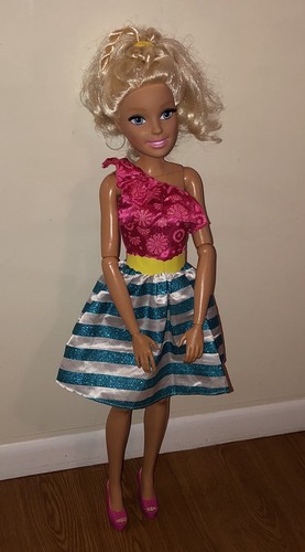 Barbie 28" Alto Moda Amiga Muñeca Articulada Pello Rubio Pestañas Mattel 2016 - Imagen 4 de 15