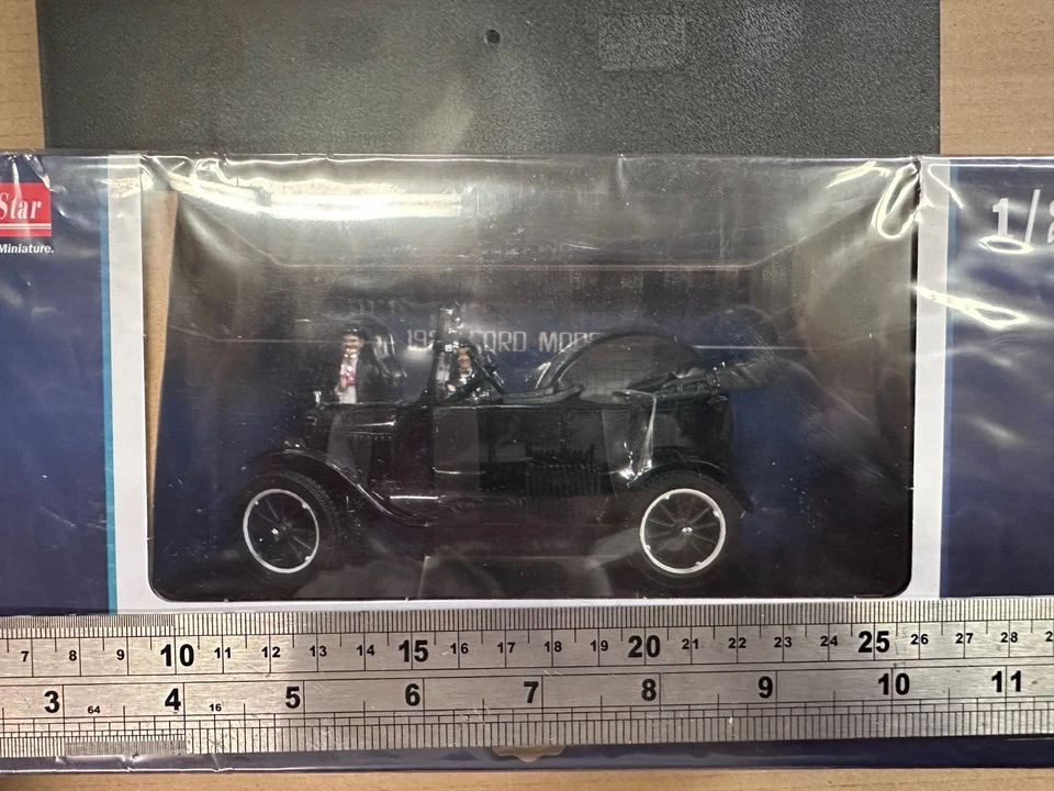 Sunstar Ford Model T Touring 1925 with S.Laurel and O.Hardy figures 1:24 Scale - Image 2 of 2