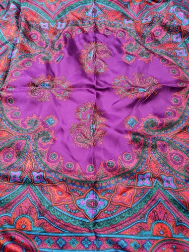 Sciarpa quadrata LIZ CLAIBORNE 100% seta 30 1/2 x 31 paisley viola rosso blu verde - Foto 6 di 7