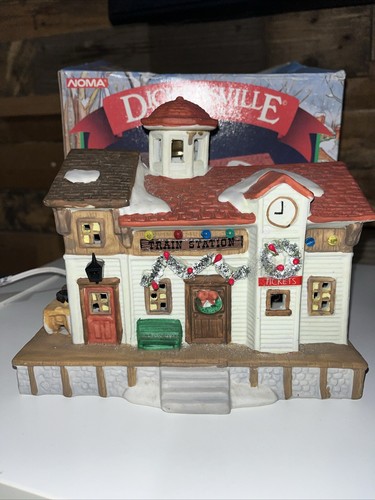 Dickensville Collectibles Noma Porcelain Lighted House Weston Train Station 1995 - 第 1/17 張圖片