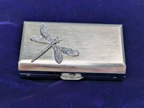 Pillendose gebürstet silber metallic mit Libellen-Design Druckknopfverschluss