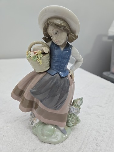 Lladro Linda Con Cesca Sweet Scent #5221 Girl With Basket 6.25in Made In Spain - Bild 1 von 6