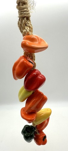 Pequeños pimientos de cerámica colgantes rojos verdes amarillos naranja en cuerda de yute - Imagen 2 de 3