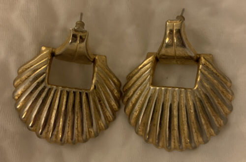 Lovely lightweight vintage gold tone scalloped shell hinge post back earrings