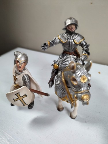 Blue Ritter Standard Bearer with Banner on Horse Schleich World Of Knights 2003 - Picture 5 of 13