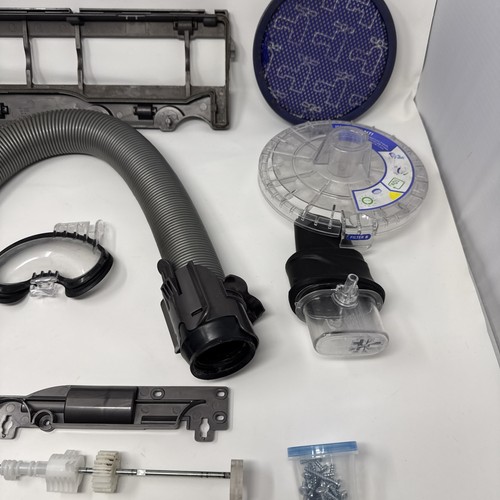 Dyson DC28 AirMuscle Bodenstaubsauger über 16 Ersatzteile - Bild 3 von 17