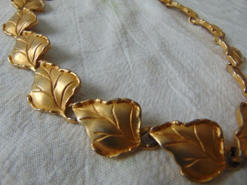 collar vintage firmado paqueta hojas dorado mate - Imagen 3 de 5