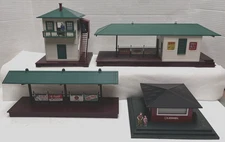 LOT OF 4 LIONEL O-GAUGE ILLUMINATED FREIGHT STATIONS #157/445/256/118 - WORKING