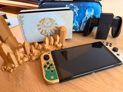 Nintendo Switch OLED Zelda Edition + OVP + Zelda Spiel + Case + Kristallständer
