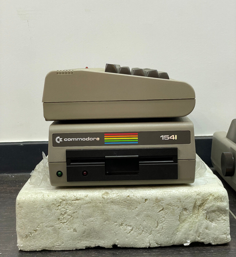 Ordinateur personnel Commodore vintage C64, imprimante matricielle, lecteur de disquettes et alimentation - Photo 2/24