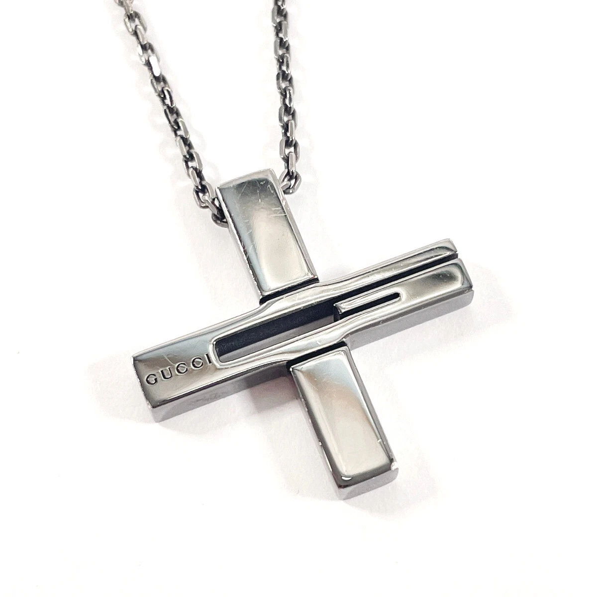Collier GUCCI croix découpe G noir plaqué rhodium argent 925 bijoux unisexes