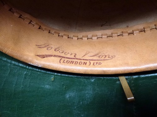 1966 ROYAL MARINES WHITE PITH HELMET BY HOBSONS, LONDON. RM BAND HELMET - Picture 3 of 11