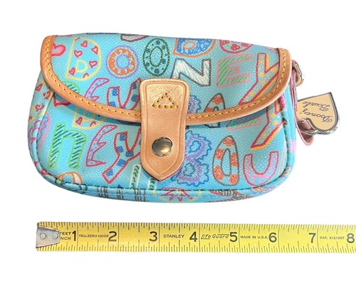 "Dooney & Bourke Borsa a lembo colorata in tela e pelle con ciondolo cuore 7"x 4 x 1,5" - Foto 10 di 10