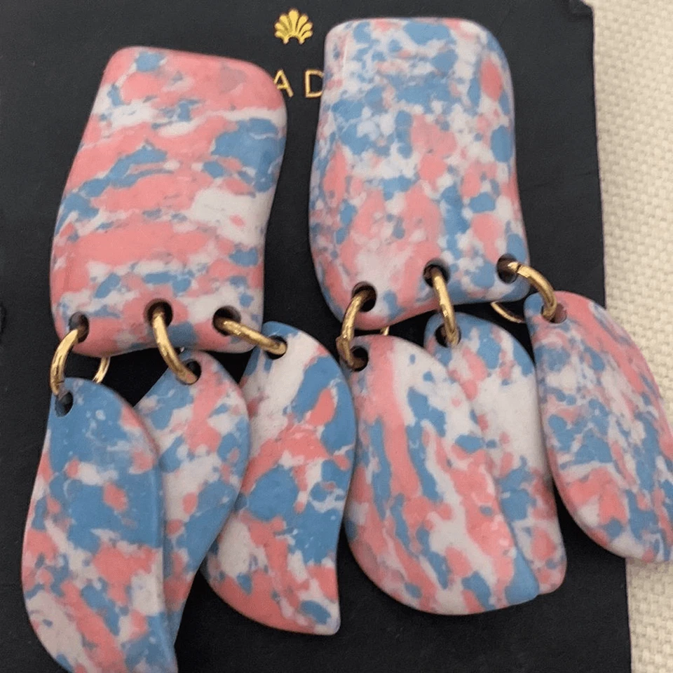 Pendientes colgantes Lele Sadoughi jardín mosaico pétalo de iris azul puesta de sol howlita clip Foto 2 de 4