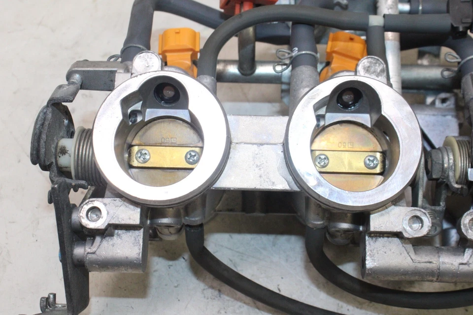 09-17 YAMAHA FZ6R OEM INYECTORES DE COMBUSTIBLE PRINCIPALES / CUERPOS DE ACELERADOR Foto 3 de 4