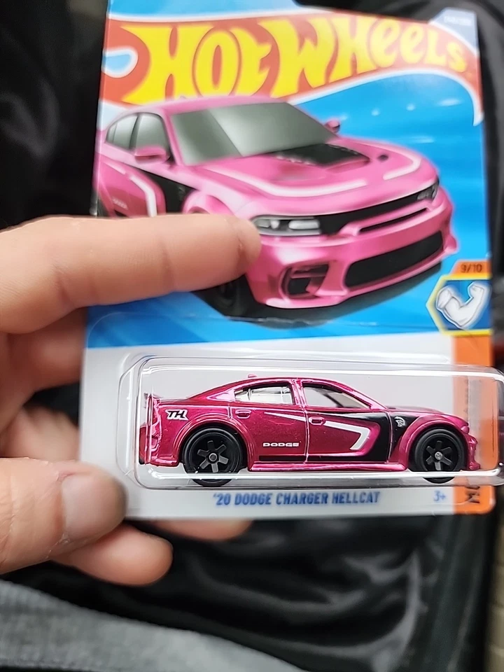 Dodge Charger Hellcat 2020 Super Treasure Hunt Hot Wheels Foto 3 de 3