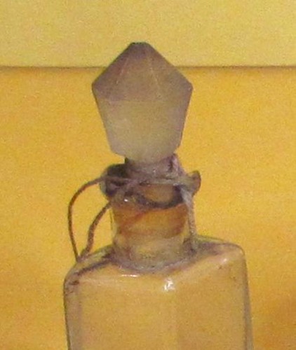 Antique Perfume dresser set 3 glass stopper bottles paper holder with lace skirt - Bild 4 von 5