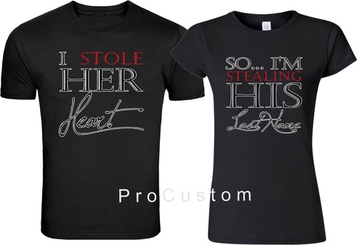 I Stole Her Heart So I'm Stealing His apellido Wed LOVE Pareja Camiseta a Juego - Imagen 3 de 5