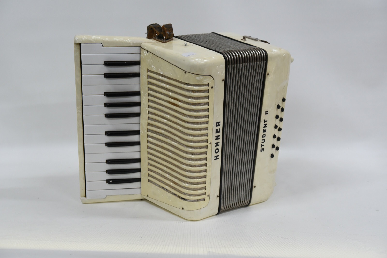 Hohner Student II (2) Vintage Piano Accordion - Pearl Weiß Colour Hohner Student II (2) Vintage Piano Accordion - Pearl Weiß Colour