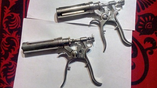 Two vintage stainless steel drug injection guns - Picture 5 of 12