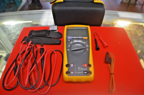 MINT FLUKE 179 TRUE RMS DIGITAL MULTIMETER