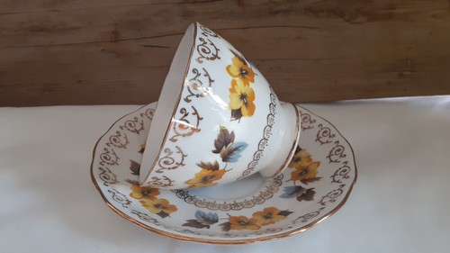 Colclough Made in England Bone China Tea Cup + Saucer White/Yellow Pansies/Gold - Picture 3 of 7