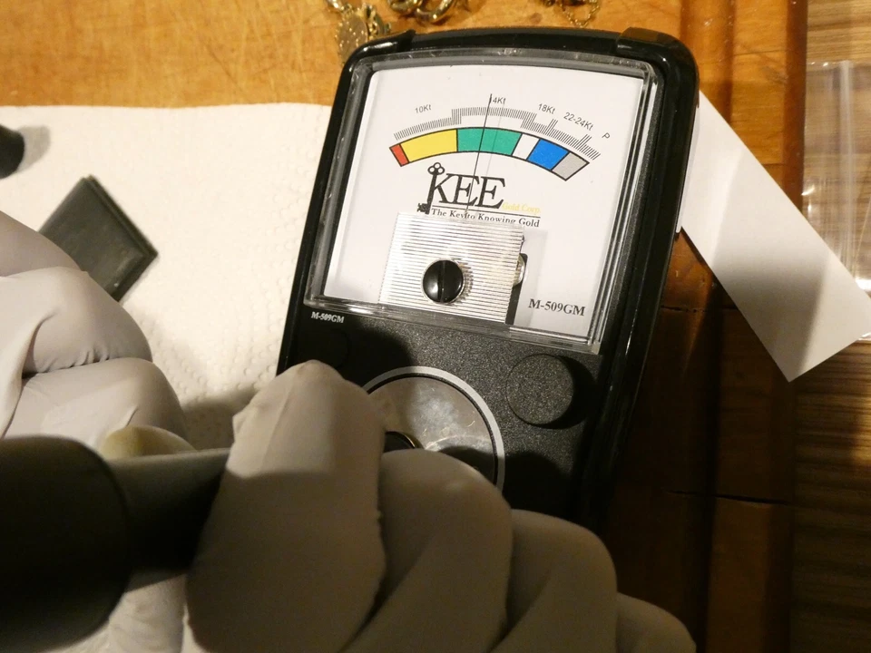 Par de botones de diseño geométrico de la era Art Deco de oro amarillo de 14k 2,9 g de peso total Foto 3 de 4