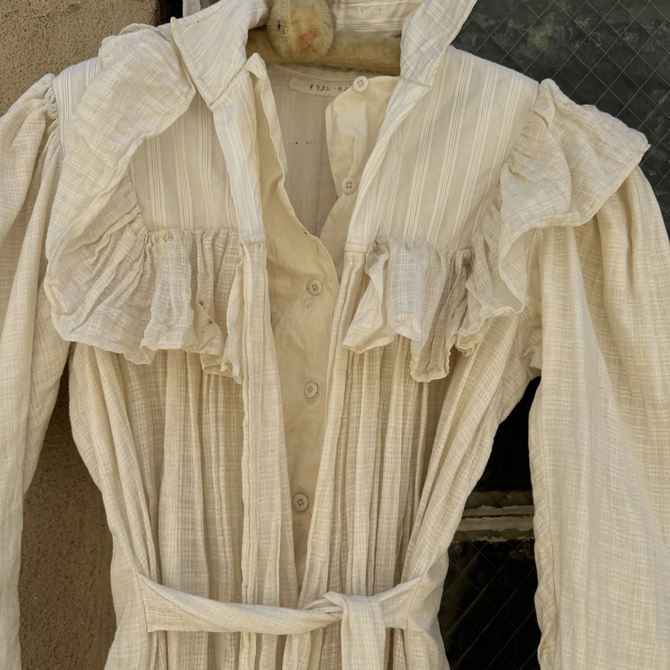 Antiguo Vestido Victoriano Blanco Cuadros Lino Envolvente Volantes Maxi Pradera De Colección Foto 3 de 4