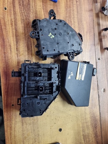 HOLDEN VE V8 Fuse Box Commodore 92257559, 6.0,Genuine(CHECK PHOTOS CLIP BROKEN) - Picture 5 of 14