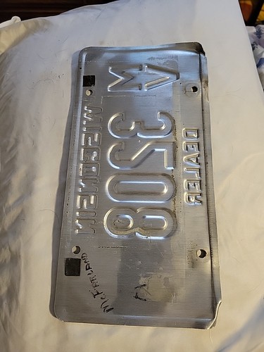 Wisconsin Dealer License Plate MV 3208 Vintage Used Expired - Picture 2 of 2