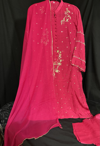 Hermoso traje bordado de seda de 3 piezas. Tallas medianas y grandes disponibles - $65 - Imagen 1 de 15