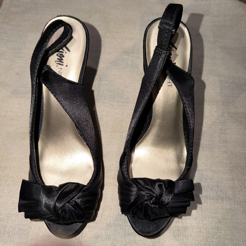 Fioni satin sling back heels size 6M
