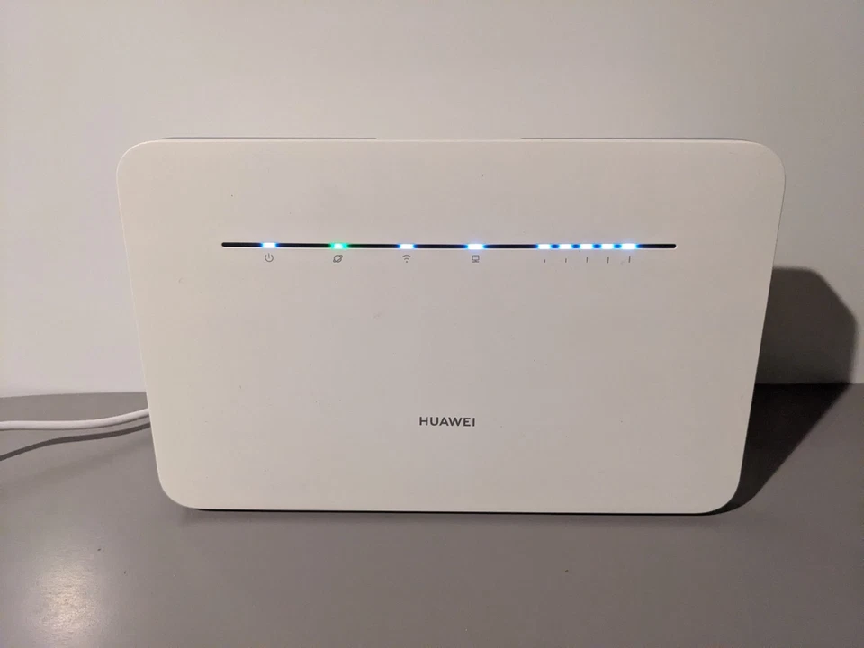 Huawei B535-232 Cat7 300Mbps 4g/Lte WiFi Router with 2 Antennas - Image 3 of 4