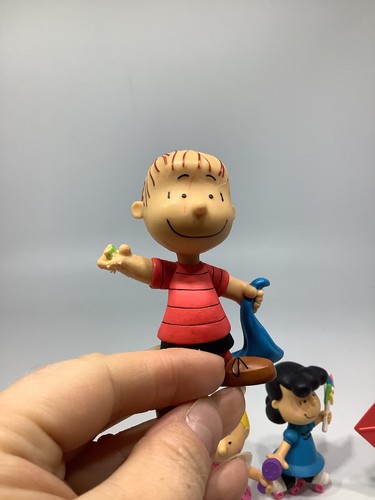 Peanuts Collector’s Figure Set Lot Of 4 Figures Charlie Brown Linus Sally Lucy - Picture 2 of 10