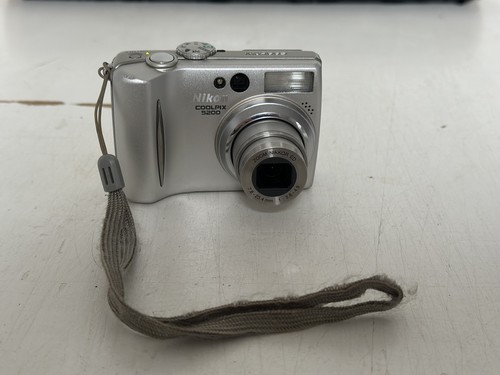 Nikon Digital Camera Coolpix 5200 5.1MP Silver Tested *See Description* - Picture 3 of 7