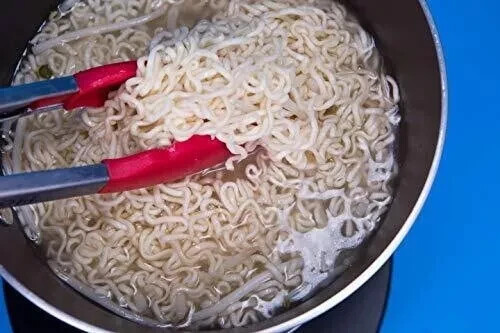 Maruchan Ramen Pollo 3.0 OZ Paquete de 24 Sopas de Fideos Sabor Pollo EE. UU. FD - Imagen 5 de 6
