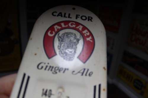 RARO 1950 CALGARY GINGER ALE SODA POP METAL EN RELIEVE TERMÓMETRO SIGNO BÚFALO - Imagen 10 de 17