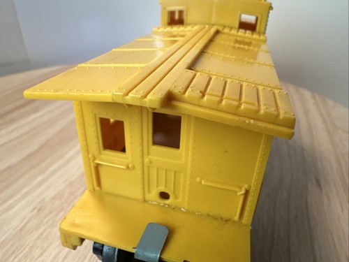 POSTWAR LIONEL O GAUGE UNION PACIFIC YELLOW 6167-85 SP TYPE CABOOSE, Late 1960’s - Picture 15 of 22