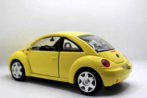 Bburago 1:18 Volkswagen Beetle VW Bug 1998 Yellow Diecast Model Car Classic - Picture 4 of 6