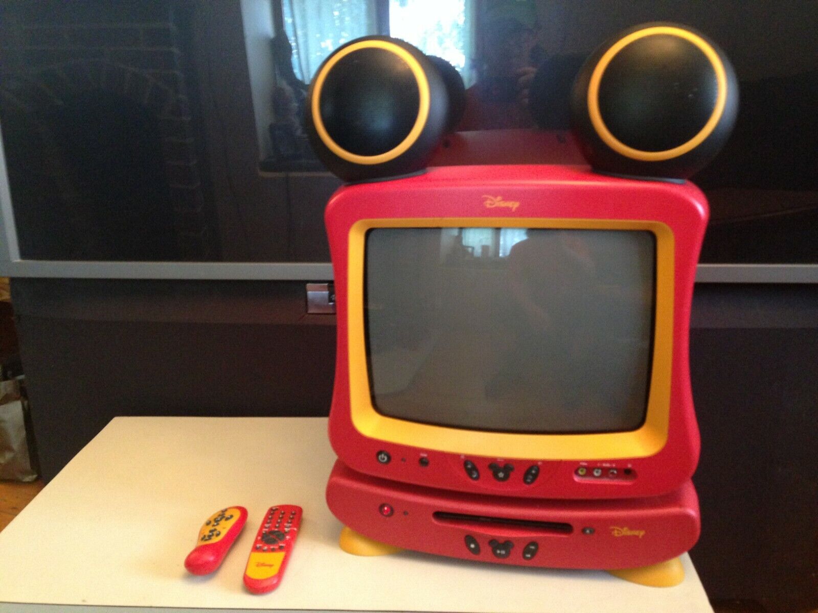 2005 Disney Mickey Mouse Color T.V. Television W/ DVD player w remotes