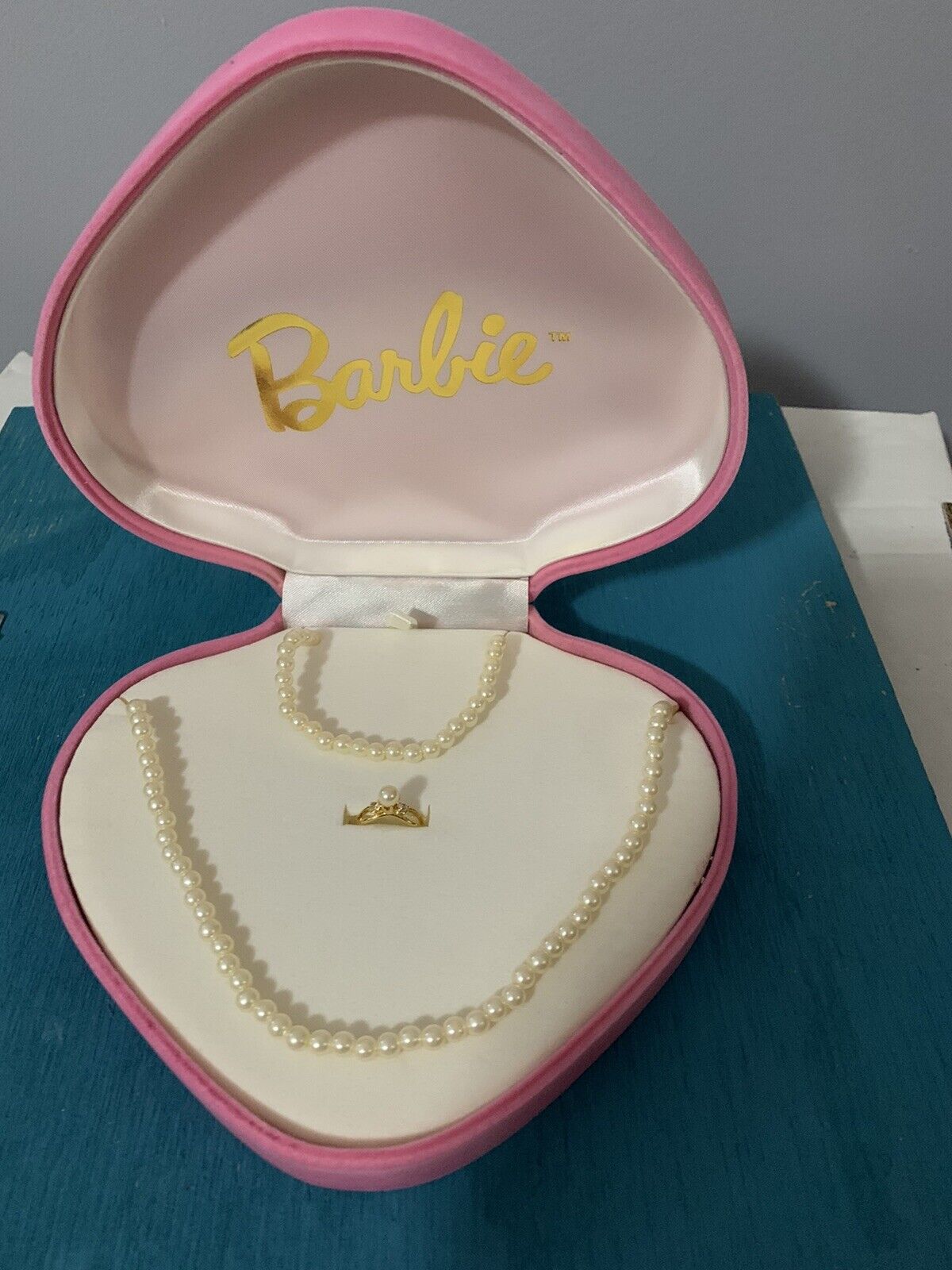 Vtg Barbie brand faux pearl jewelry set in Heart-shaped Box. 1998. NEW. RARE.