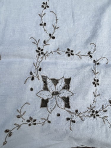 VINTAGE Blanco Lino Topo Bordado Madeira Mantel 102 x 102cm - Imagen 10 de 11