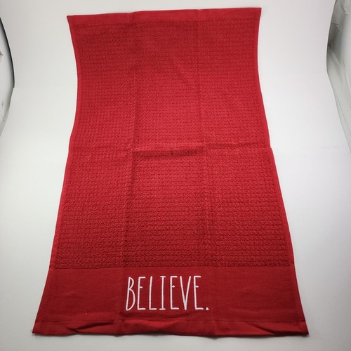 Paquete de 3 toallas de cocina rojas de Navidad Rae Dunn bordadas con Peace Joy Believe - Imagen 5 de 9