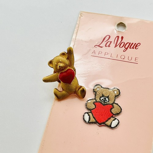 VINTAGE AVON TEDDY BEAR GOLD TONE PIN With Red Heart & Iron-On Bear Appliqué - Picture 7 of 8