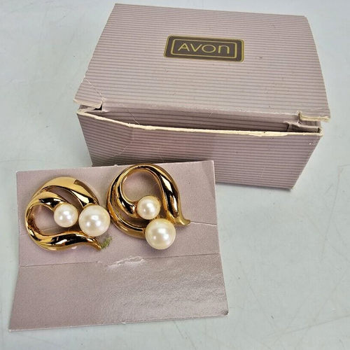 Avon Earrings Gold Tone Faux Pearls Modern Pierced Classic Vintage w Box New - Picture 10 of 10