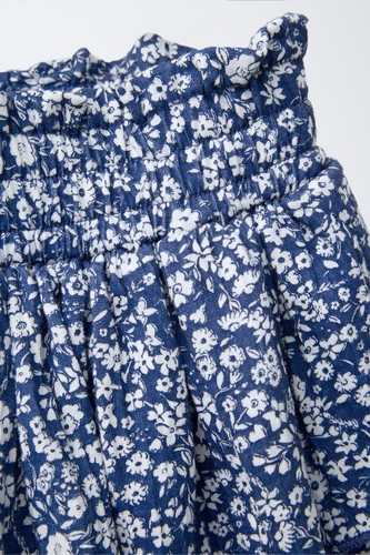 L LOVE || Minirock mit Blumenmuster und gesmokter Taille in Blau - Größe M - Bild 2 von 5