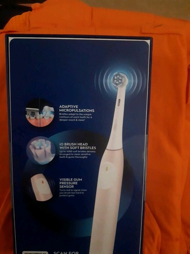 New Oral-B Io2 Electric Toothbrush - Simple White - Picture 3 of 4