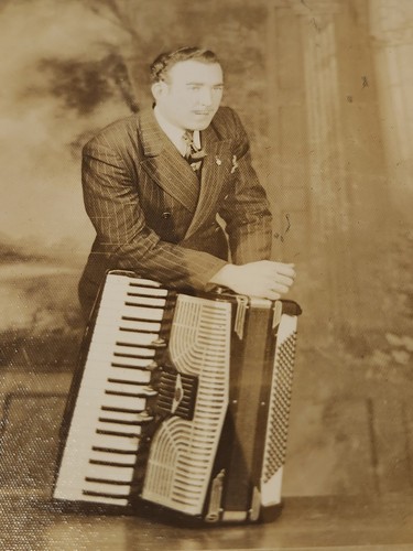 (C9) Vintage 1940s Matted 5×7 Sepia Photo Man With Accordion & Him as Boy Music - Picture 3 of 6