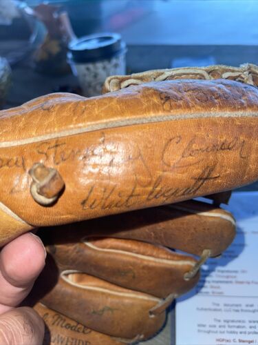 Extraordinary Casey Stengel Multi Signed World Series Game Baseball Glove JSA - Picture 4 of 9